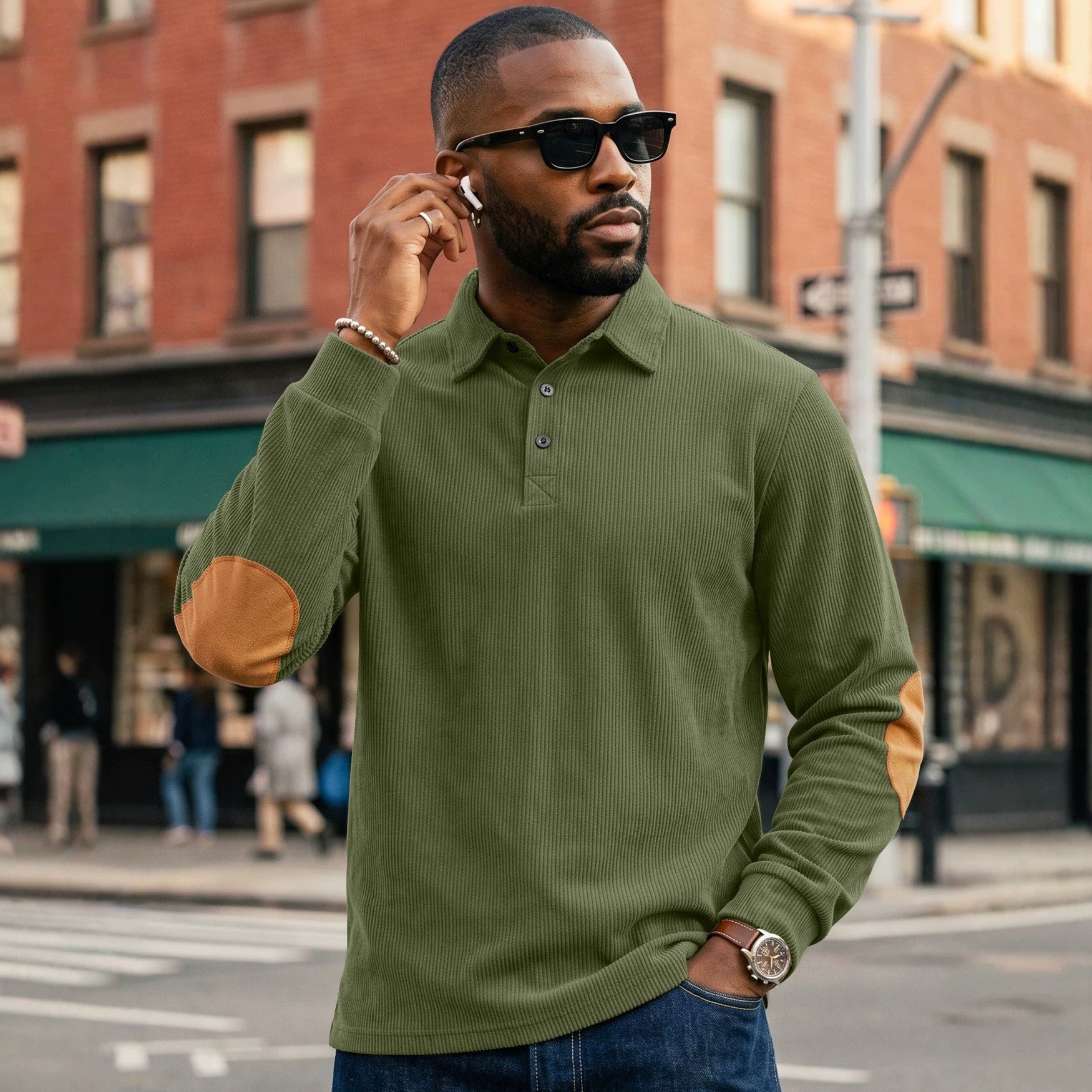 Homme Corduroy Sweatshirt avec une fermeture devant bouton et lapel