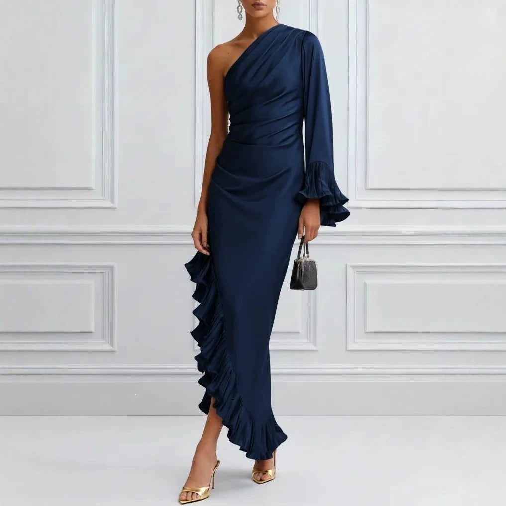 Robe asymétrique plissée satinée de couleur solide