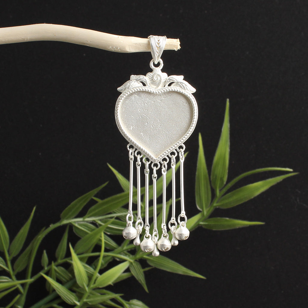 Pendentif papillon incrusté avec une cloche