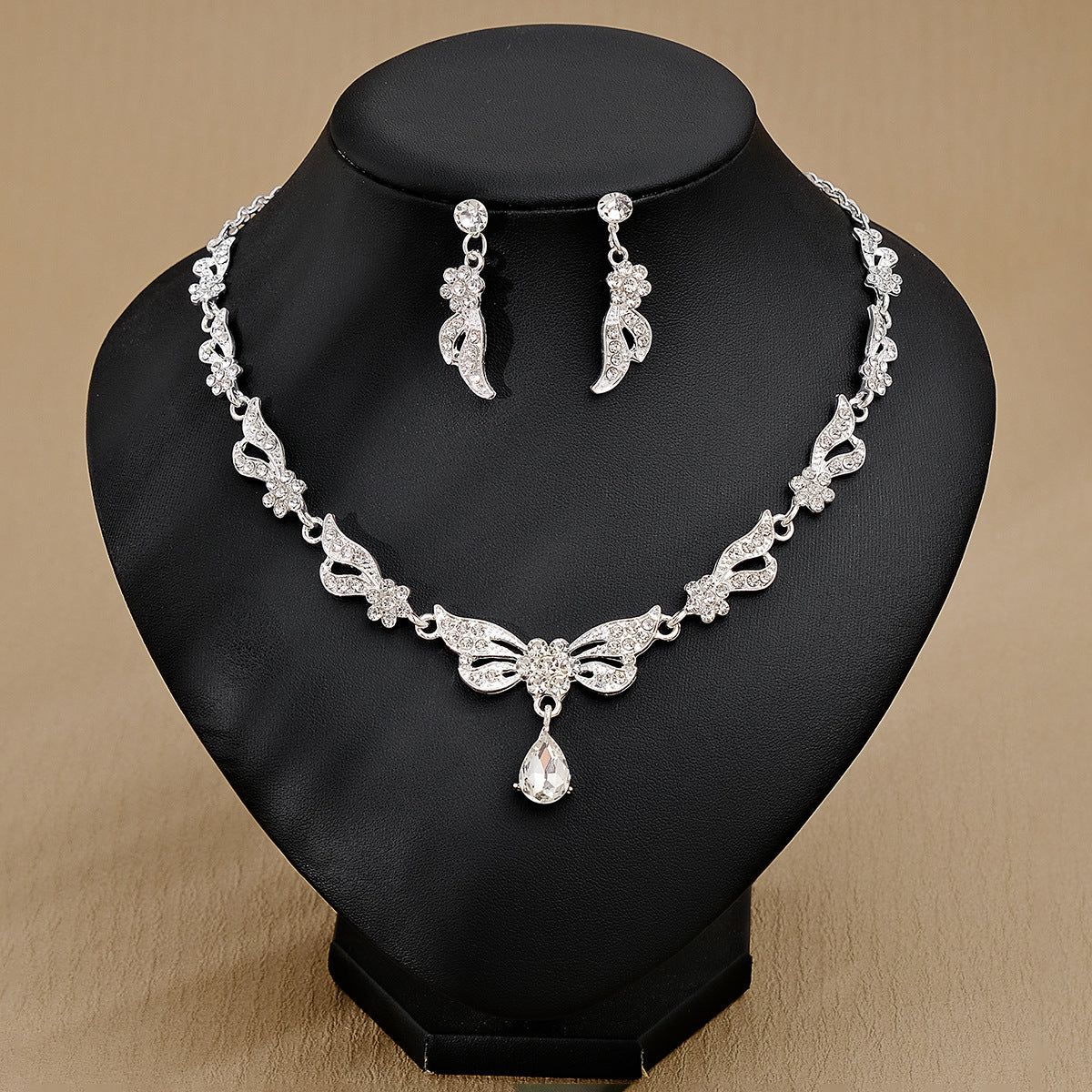 Boucles d'oreilles et colliers en Strass Pearl