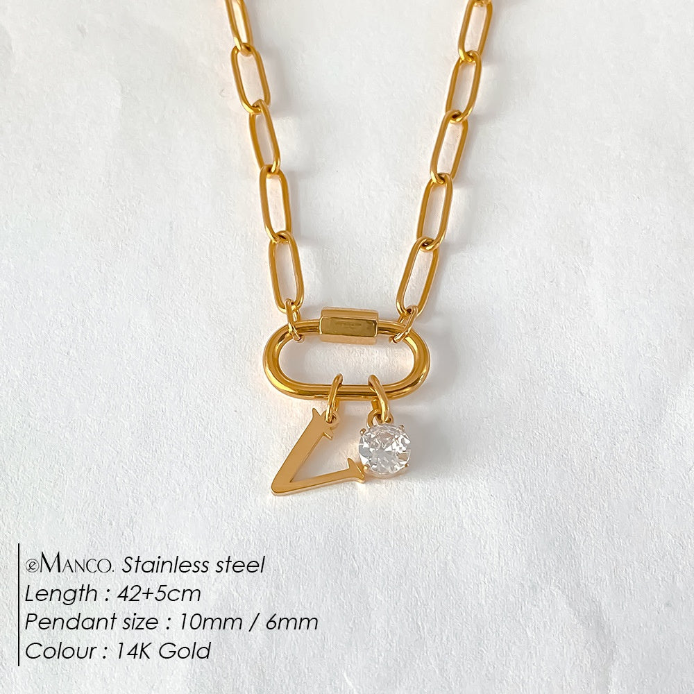 Collier lettre en acier au titane