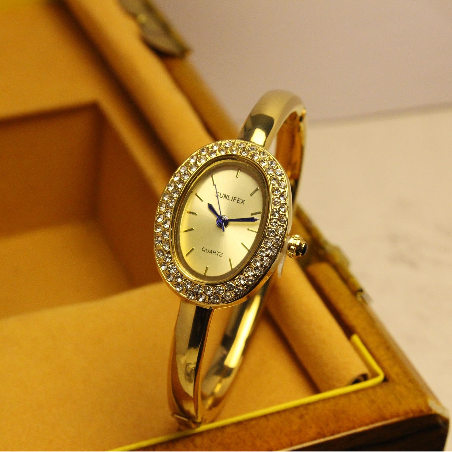 Lady's Rose Gold Diamond Lunette Luxury Niche design haut de gamme Oval bracelet montre