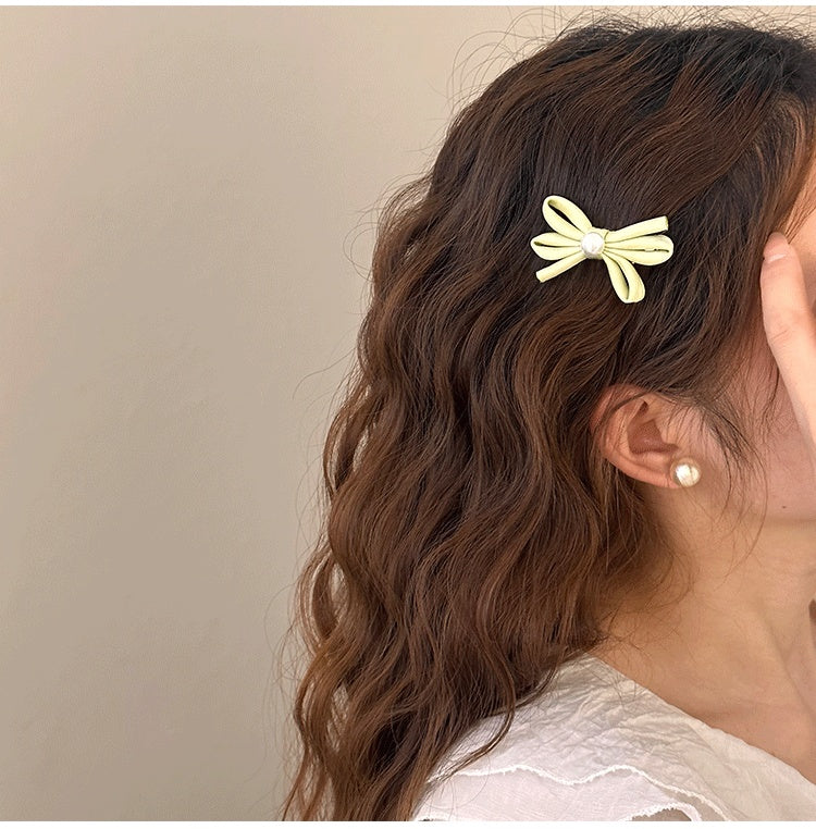 Clip latéral Bangs Pearl Bow Une paire de clips de canard