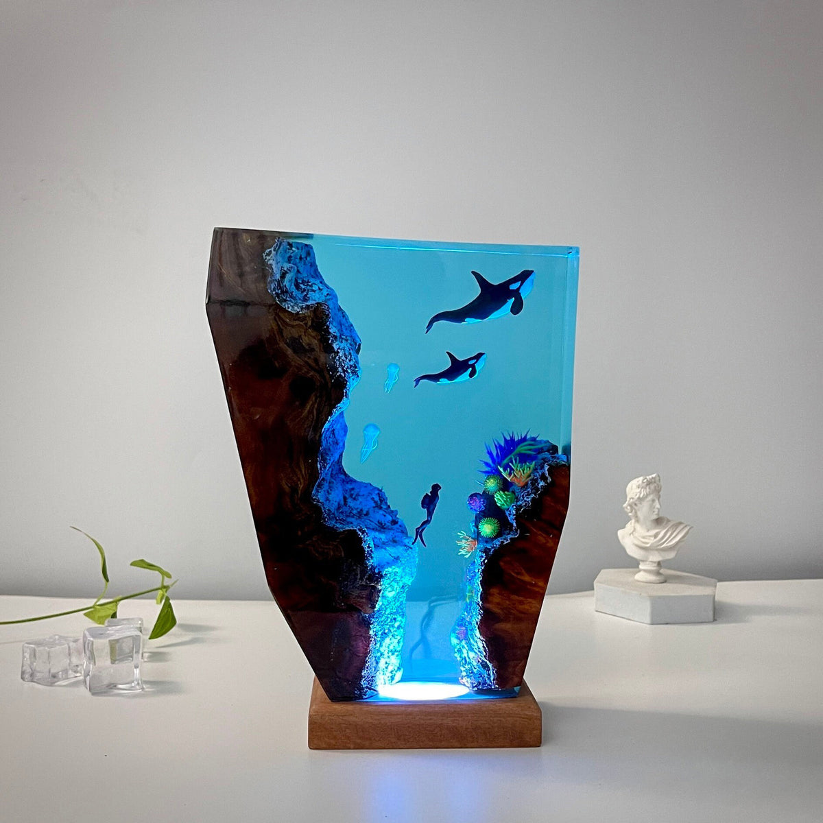 Lampe en résine pour bébé Orca de la famille des baleines océaniques