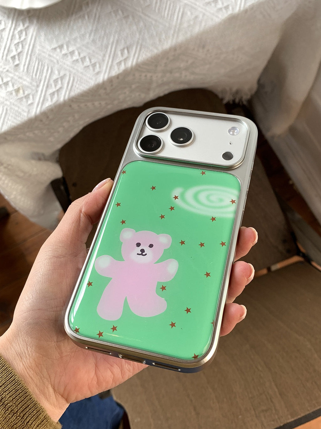 Boîtier de téléphone bleu et rose avec cadre argenté et revêtement époxy