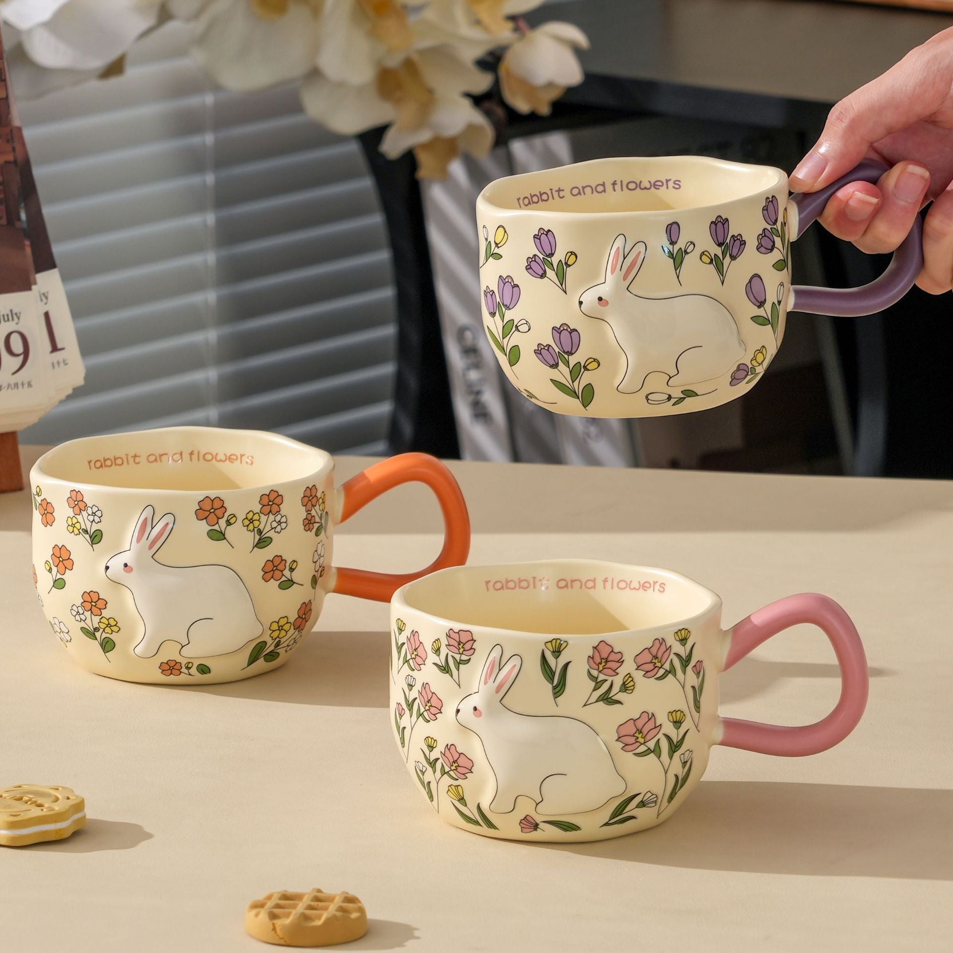 Mug en céramique de Rabbit Spirit sculptée avec un design floral