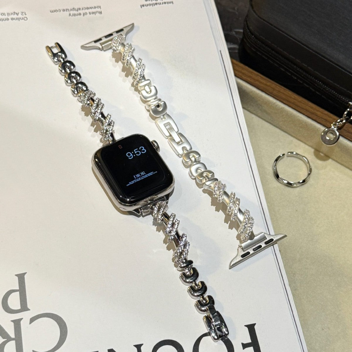 Bracelet rotatif en cuivre serti de diamants