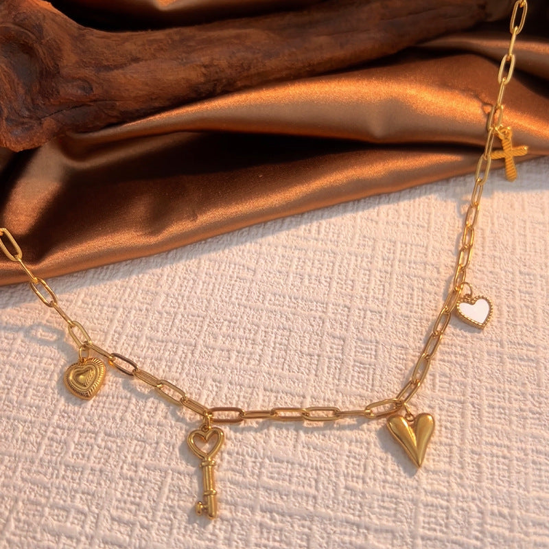 Collier en acier inoxydable européen et américain léger luxe avec un design de chaîne haut de gamme