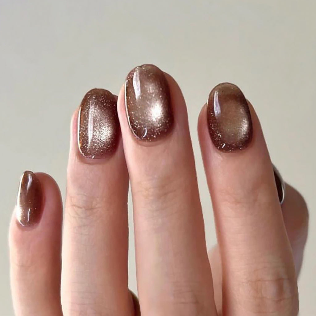 Short Round Deep Brown Conseils d'ongle de couleur solide qui éclairent la peau et la caractéristique d'un oeil de chat