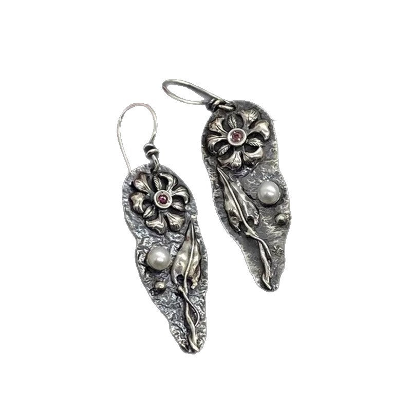 Boucles d'oreilles sculptées et incrustées de diamants