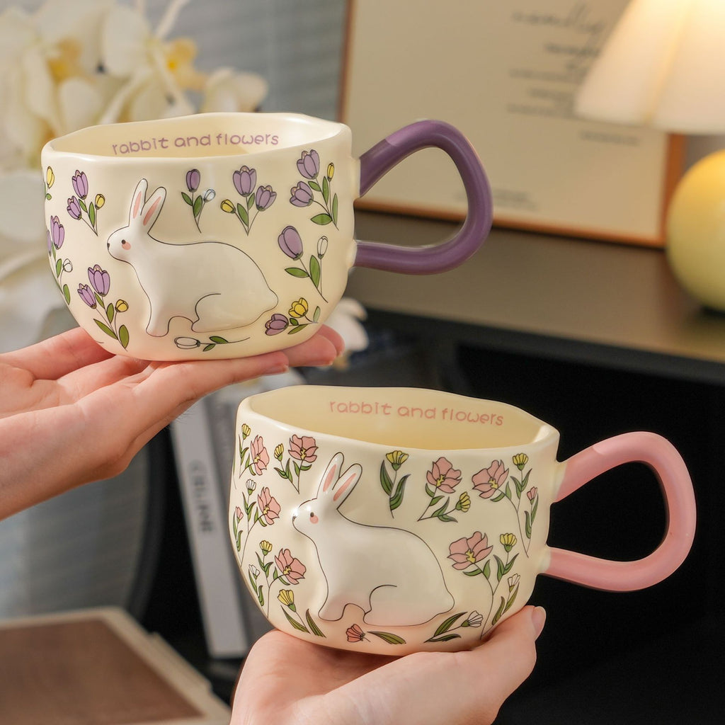Mug en céramique de Rabbit Spirit sculptée avec un design floral