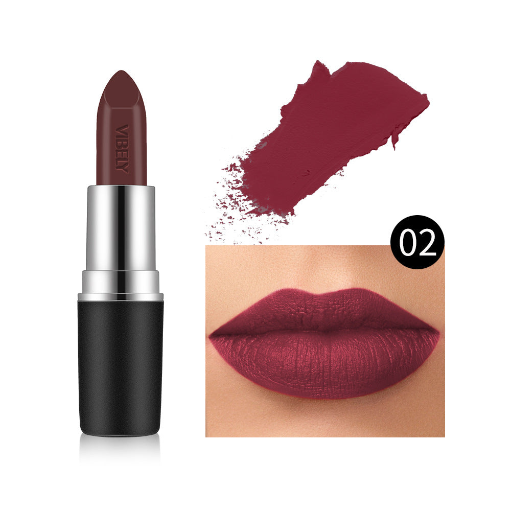 Matte Bullet rouge à lèvres avec un fini velouté qui rend votre peau plus juste