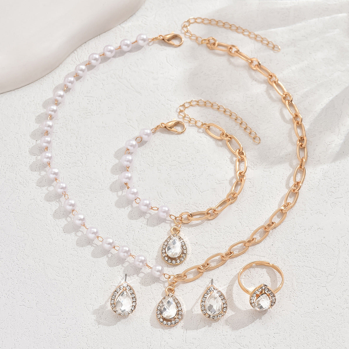 Boucles d'oreilles à goutte d'eau incrustées au diamant