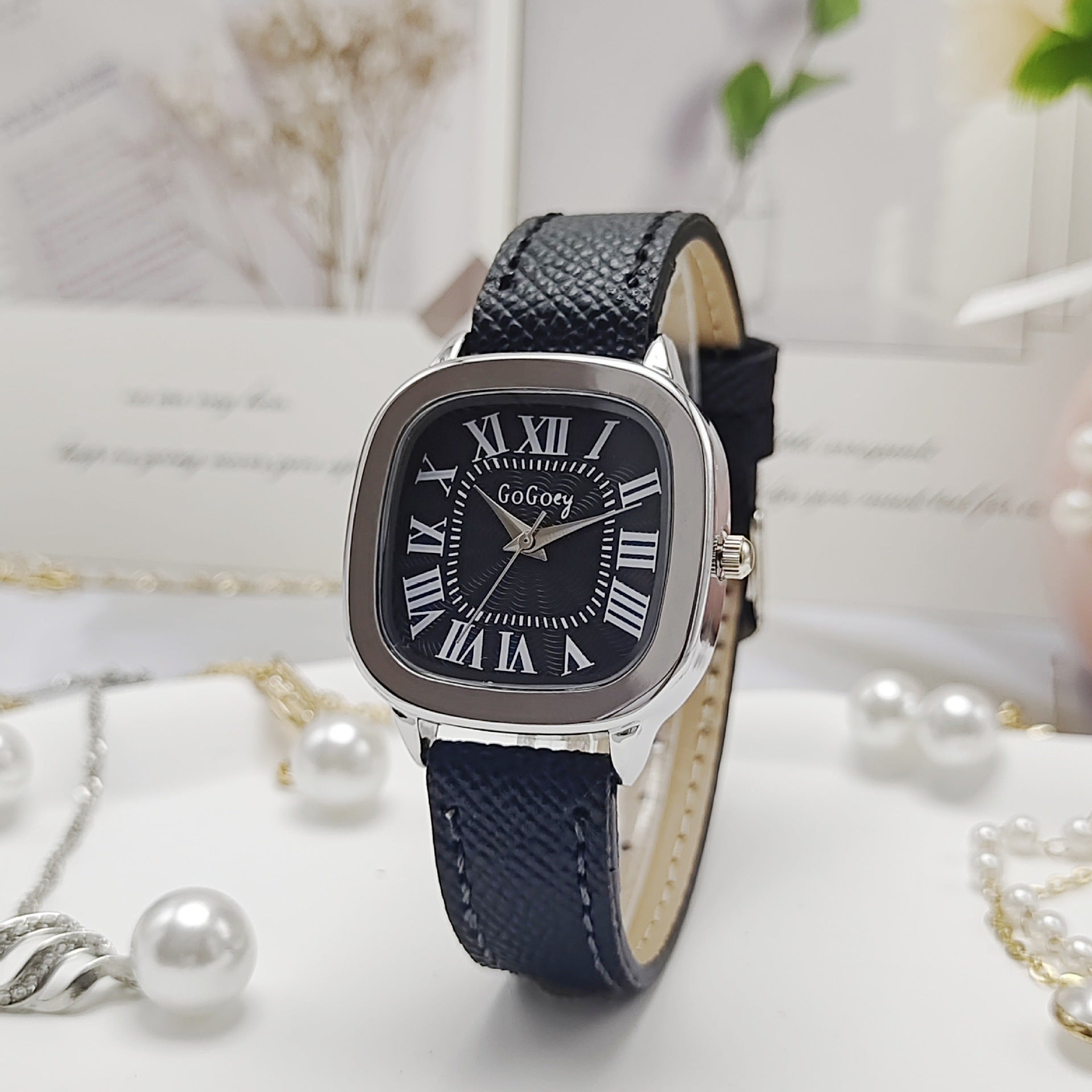 Montre de bracelet en cuir rétro pour femmes
