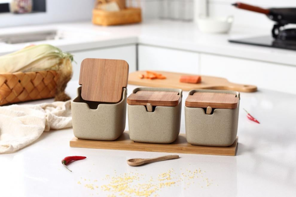 Boîte en céramique de style japonais avec serti à trois pièces de sertissage sel et S