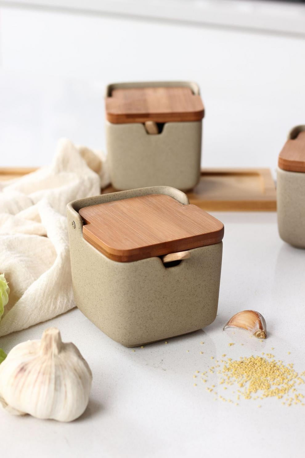 Boîte en céramique de style japonais avec serti à trois pièces de sertissage sel et S