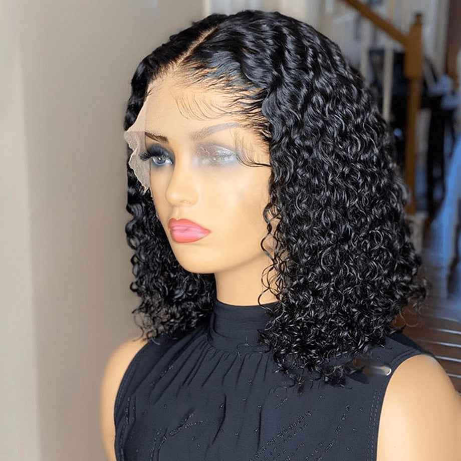 Les cheveux bouclés courts africains des femmes