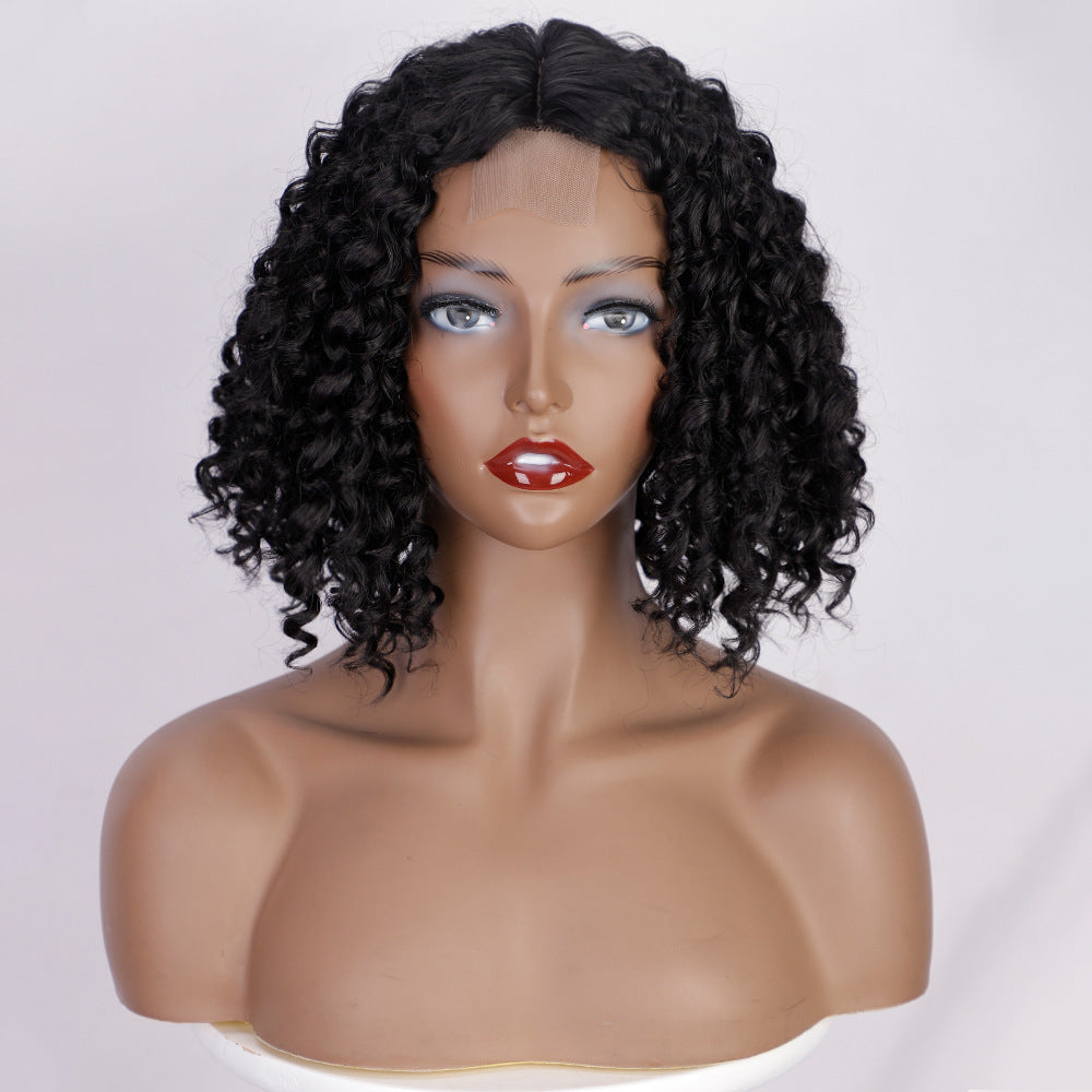 Les cheveux bouclés courts africains des femmes
