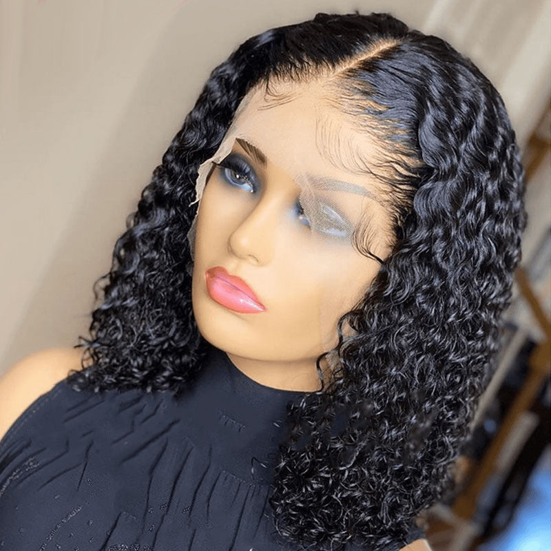 Les cheveux bouclés courts africains des femmes