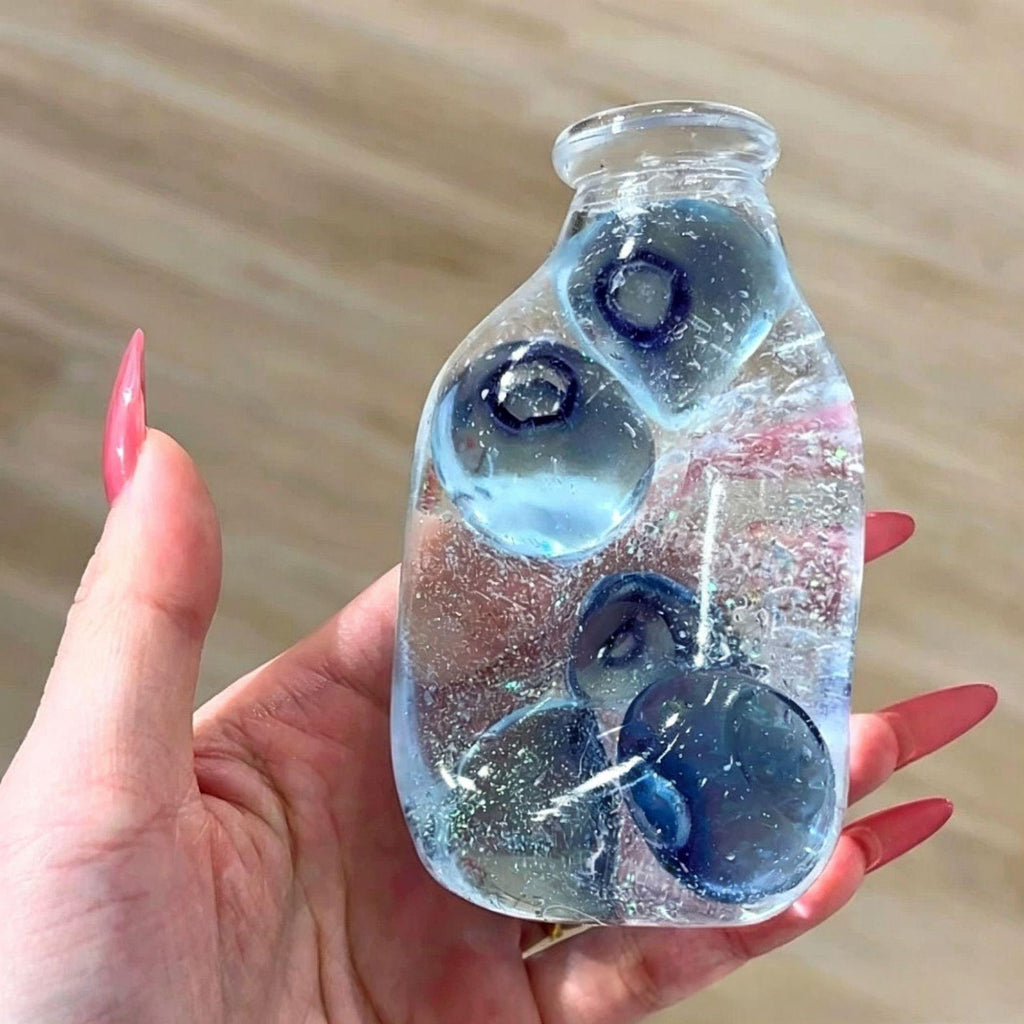 Jouet de pression de bouteille de soda avec la sable