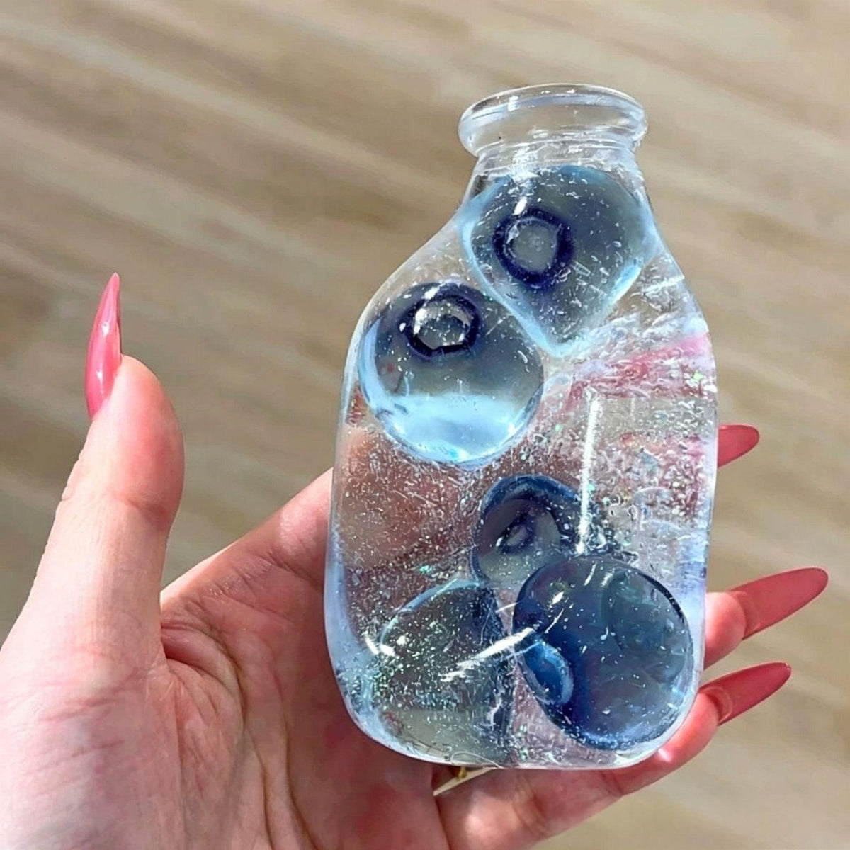 Jouet de pression de bouteille de soda avec la sable