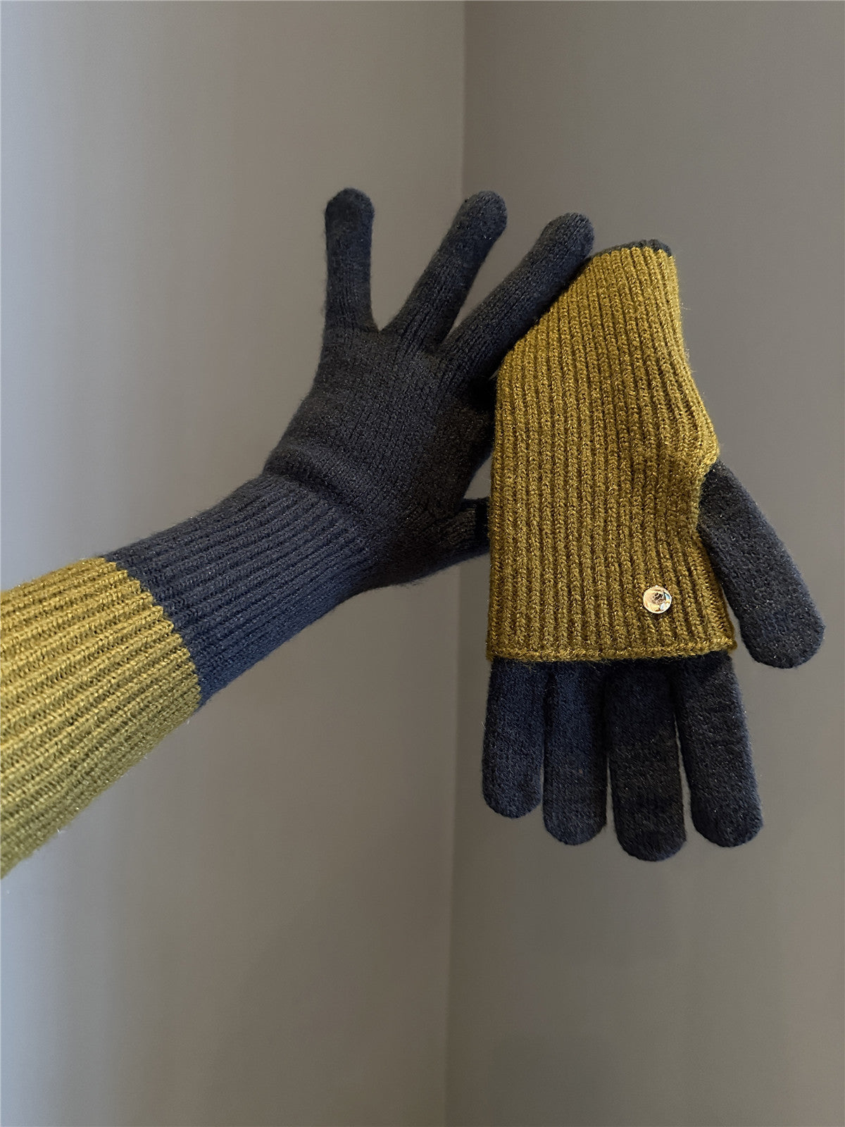 Gants en laine tricotée à double usage dans le style Maillard