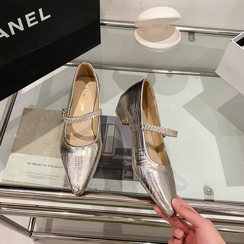 Les talons hauts pointus de fée française