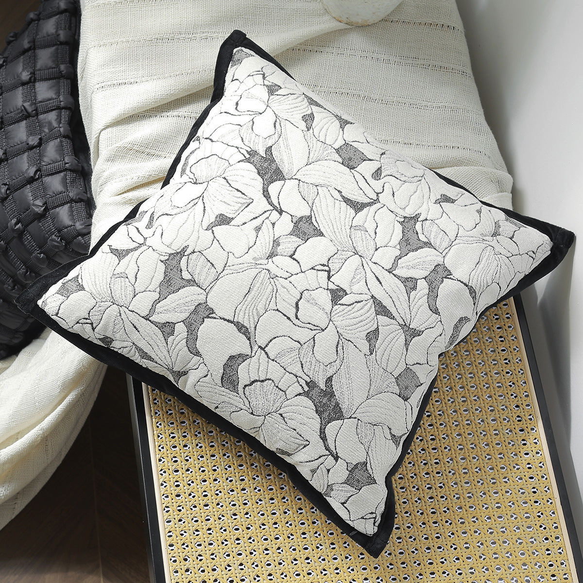 Canapé de style wabi noir et blanc avec une housse de coussin d'inspiration française légère