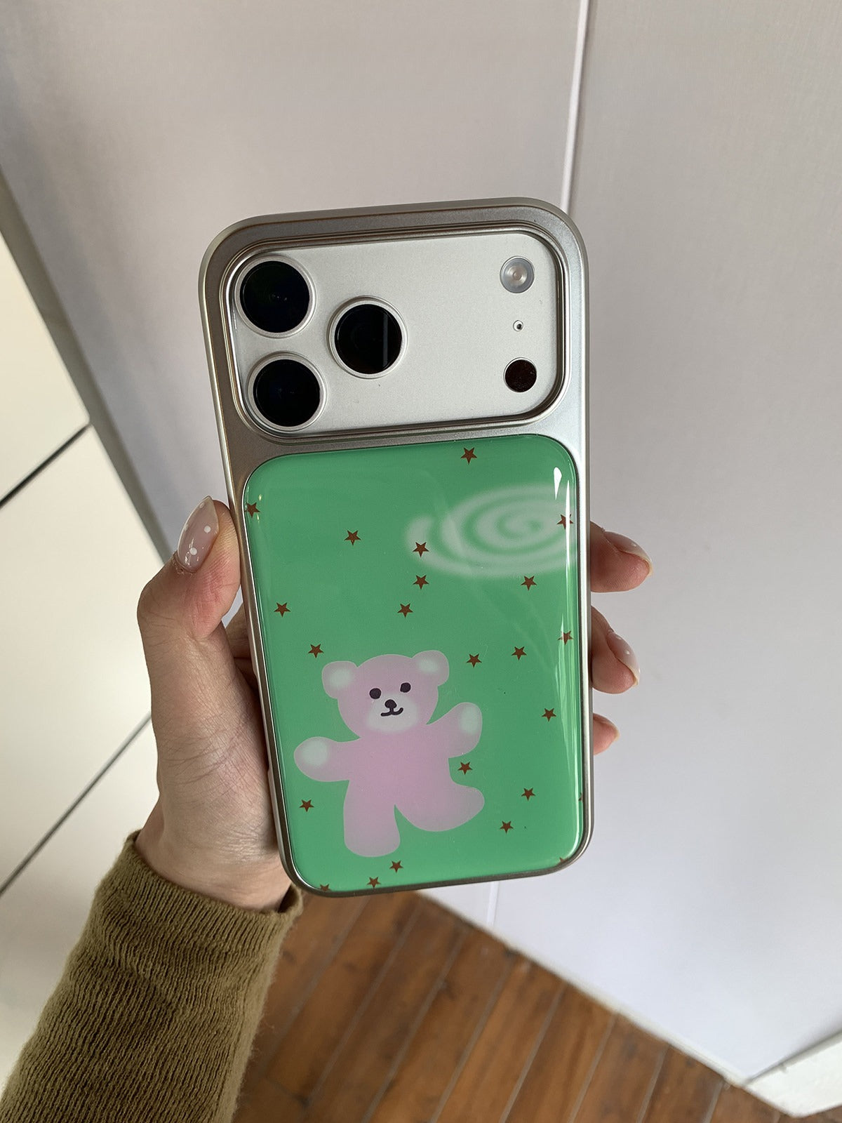 Boîtier de téléphone bleu et rose avec cadre argenté et revêtement époxy
