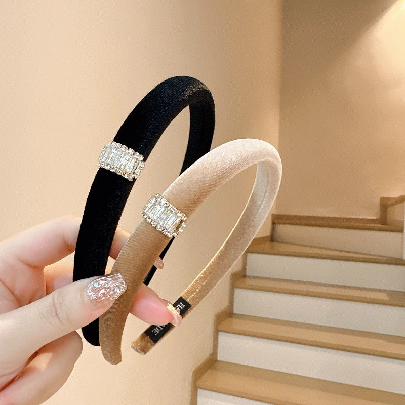 Haut de gamme Sophisticated Velvet Narrow Headband avec Strass et éponge Pading