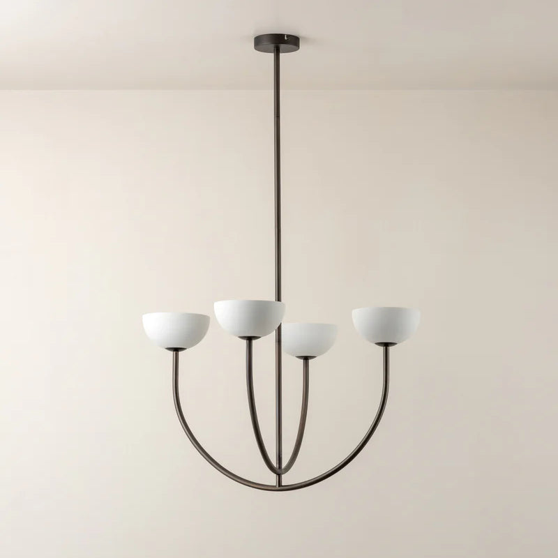 Élégant chandelier haut de gamme avec quatre lampadaires blancs