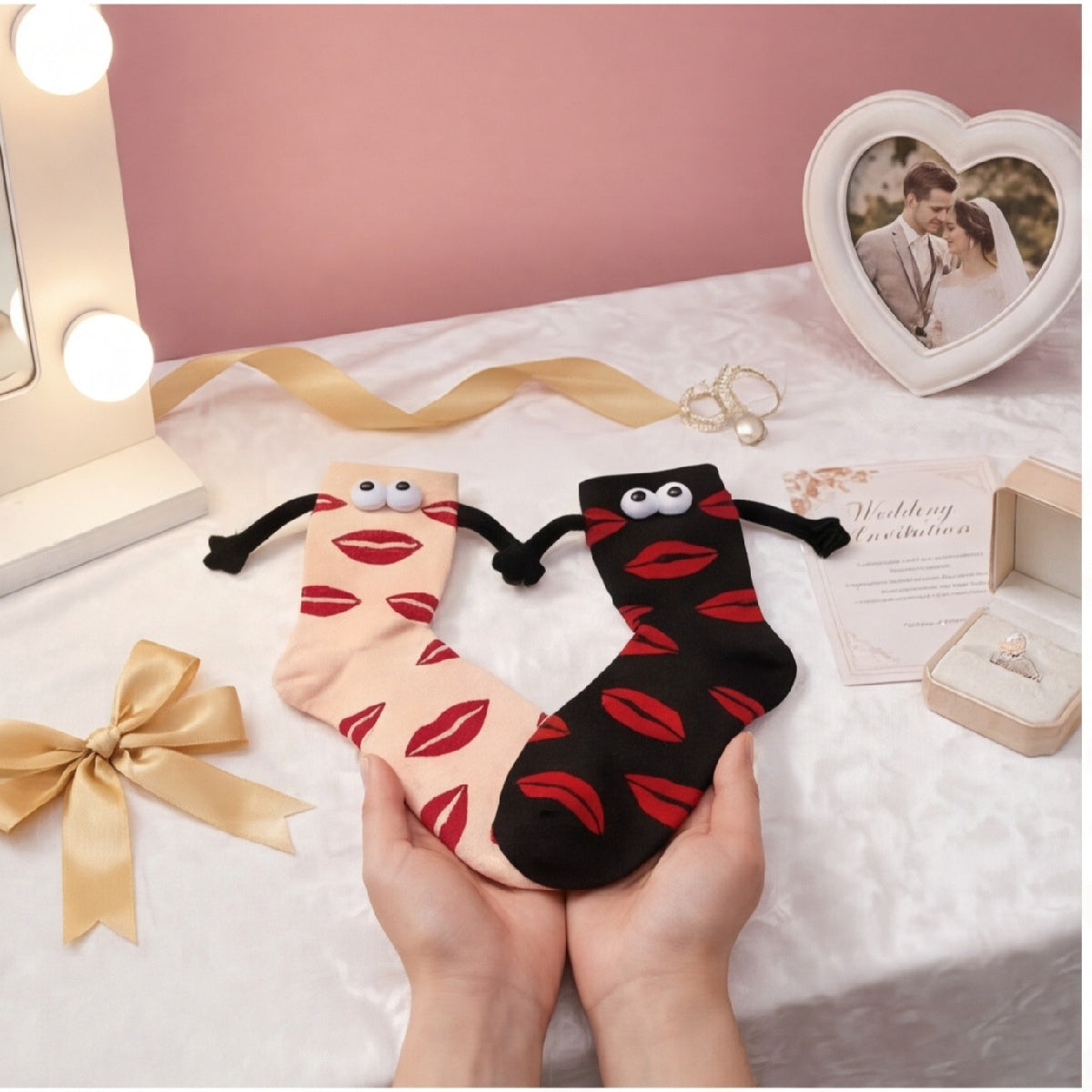 Chaussettes à lèvres, 2 paires; Chaussettes correspondantes pour les couples ayant un motif lipique; Chaussettes doubles amusantes en blanc