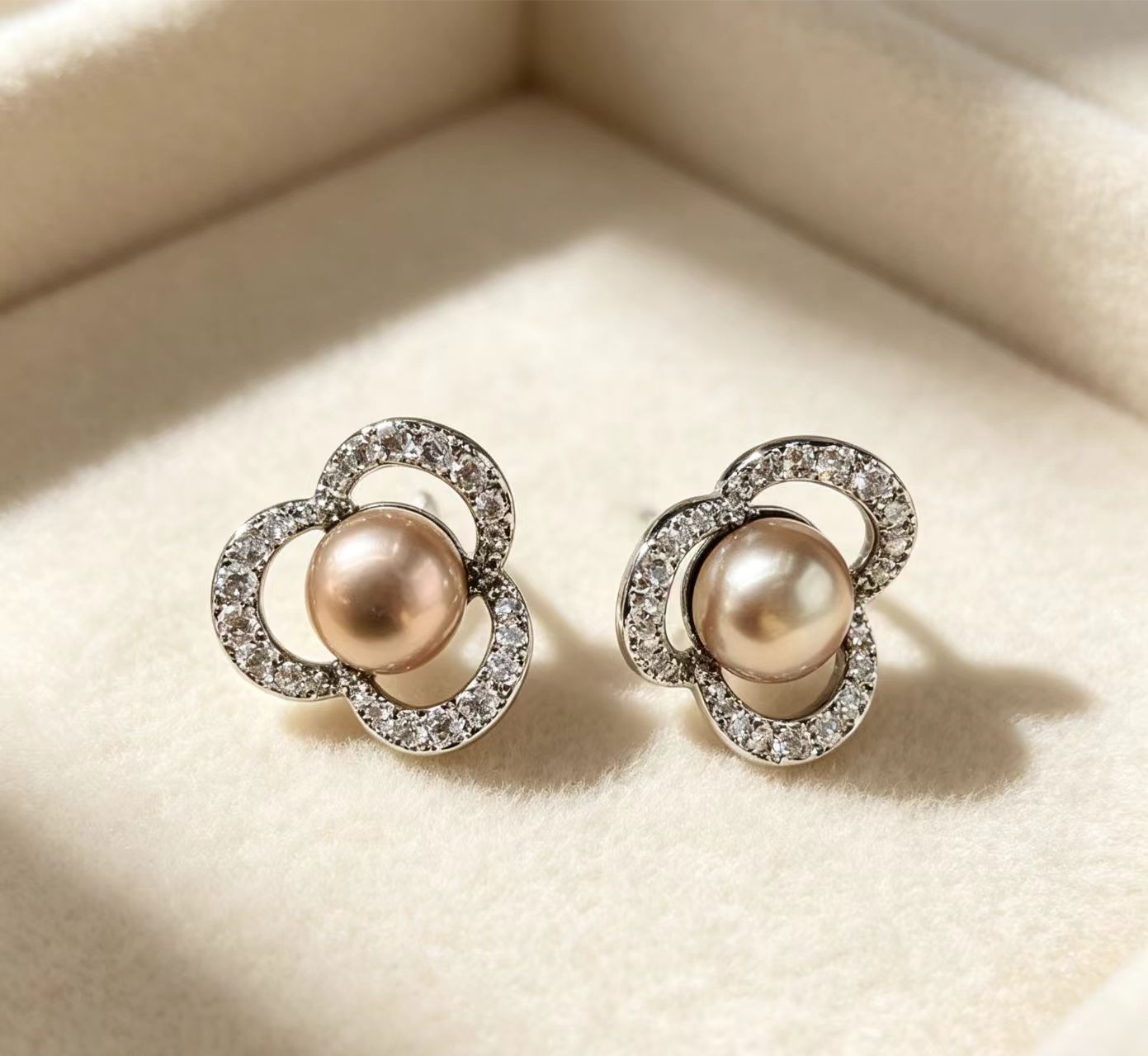 Boucles d'oreilles féminines en perles de Champagne incrustées de diamants à quatre feuilles