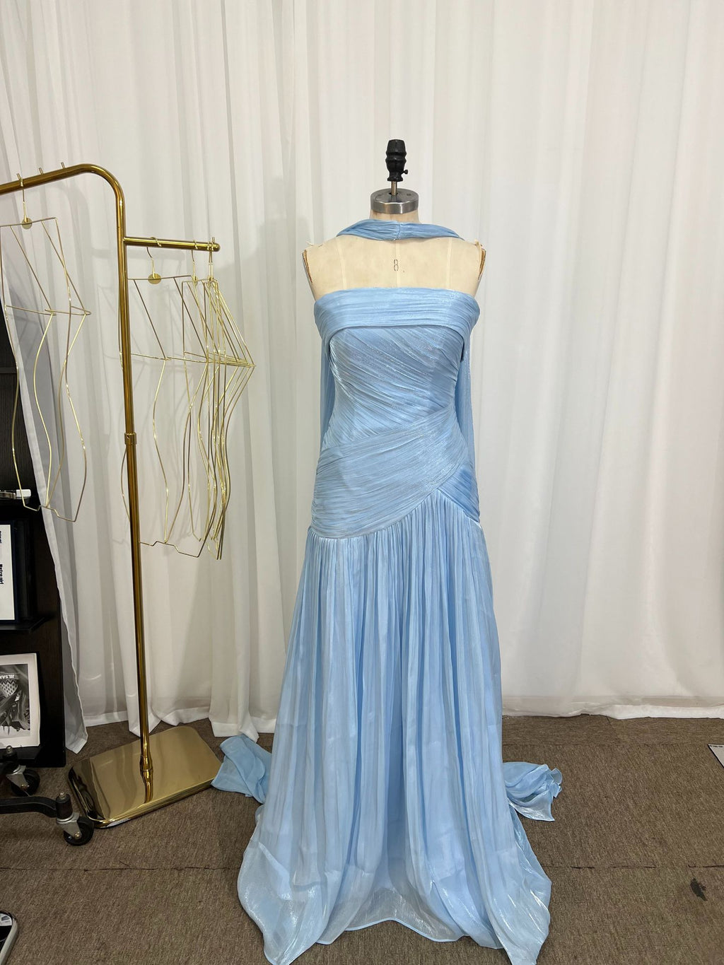 Pléate Strapless Gown du soir avec le train à mailles