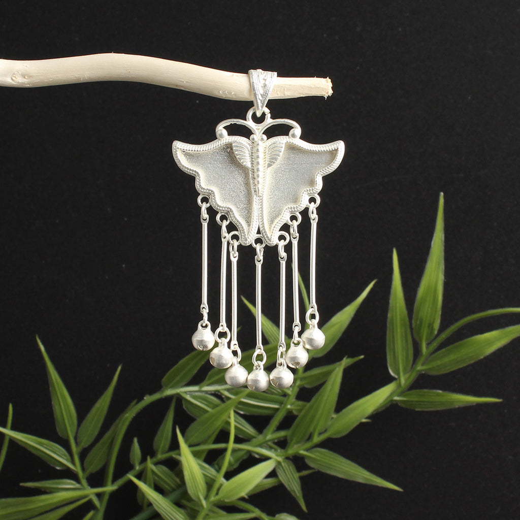 Pendentif papillon incrusté avec une cloche