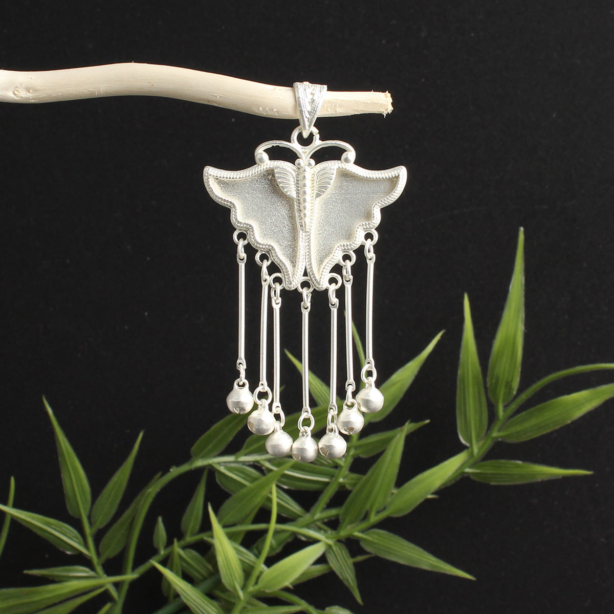 Pendentif papillon incrusté avec une cloche