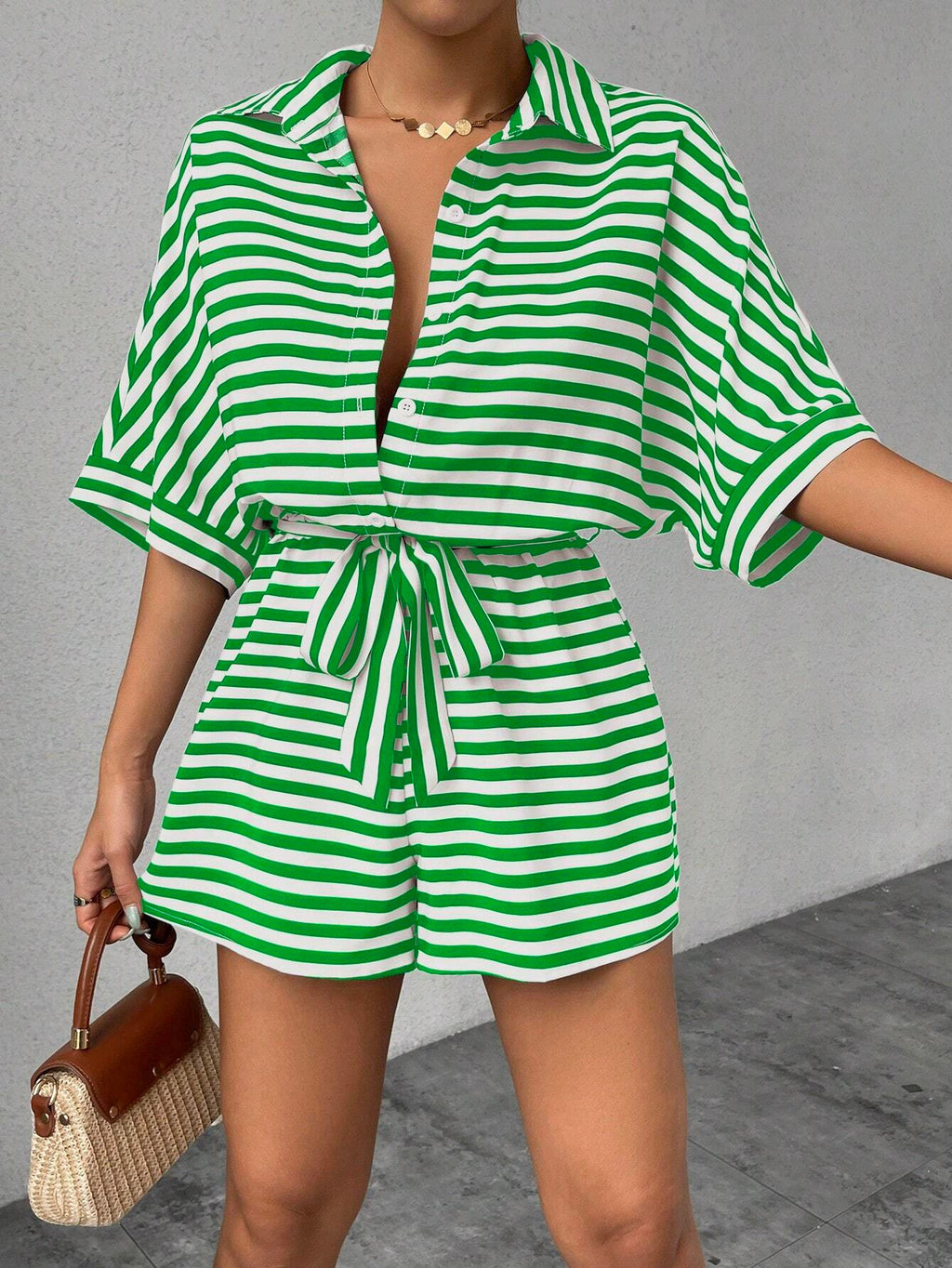 Maillot de saut rayé d'été doté d'un style de cardigan front-bouton de collier de lapel