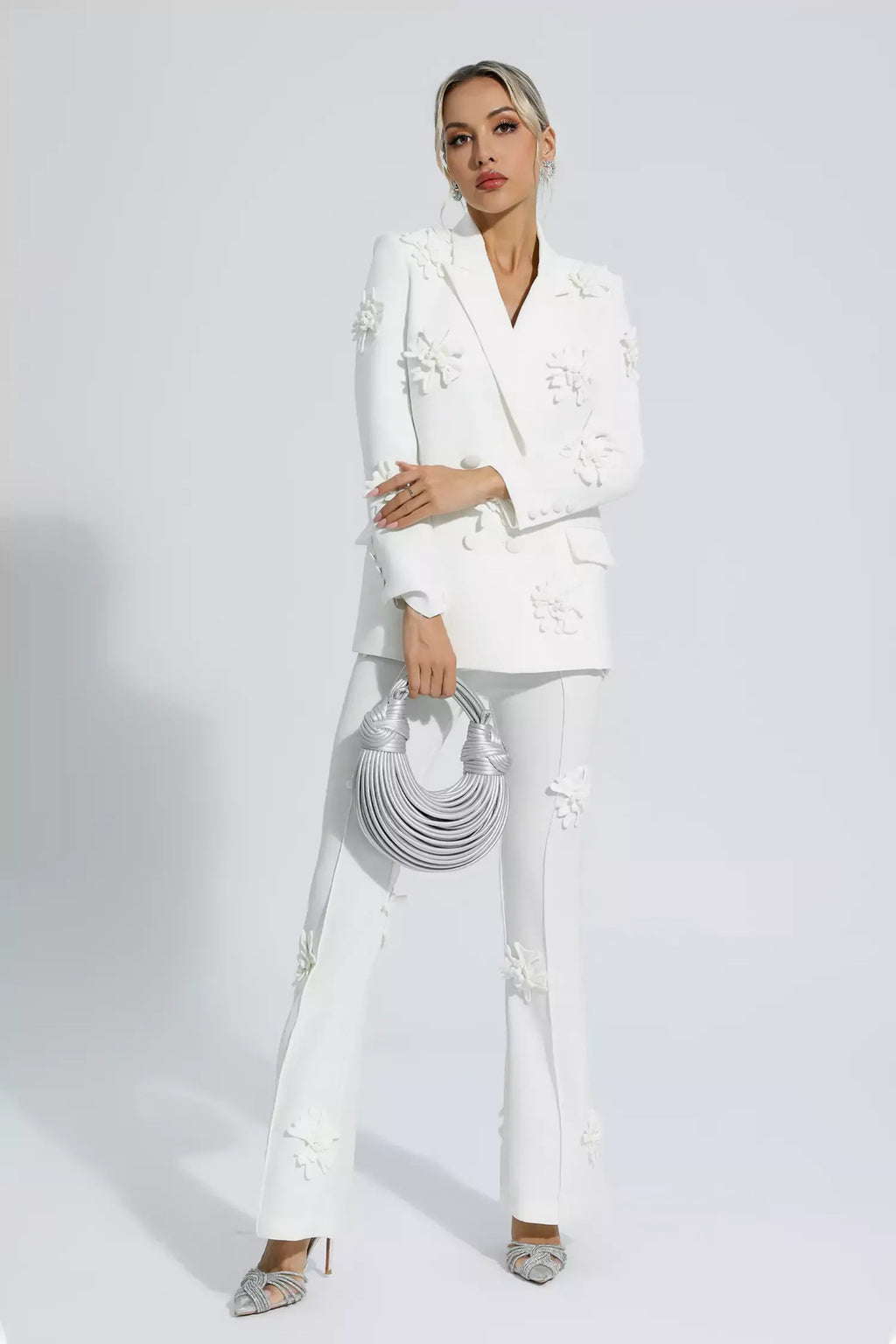 Costume de femme moyen et élégant