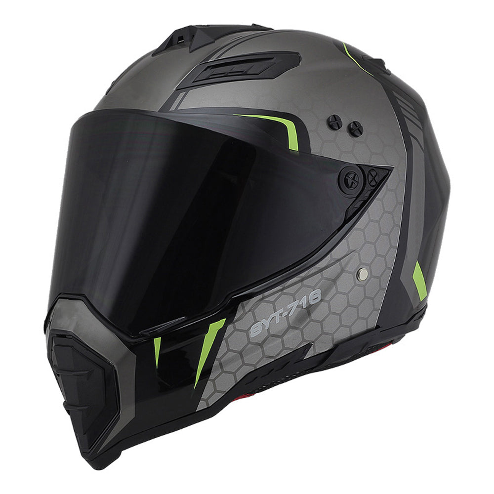 Beau casque complet de moto hors route