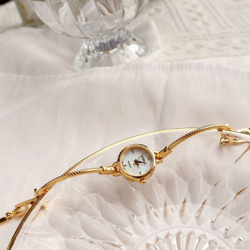 Rétro Petite montre dorée Quartz montre féminine