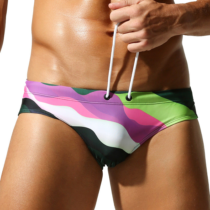 Trunks de plage élégants pour hommes avec un design à rayures arc-en-ciel