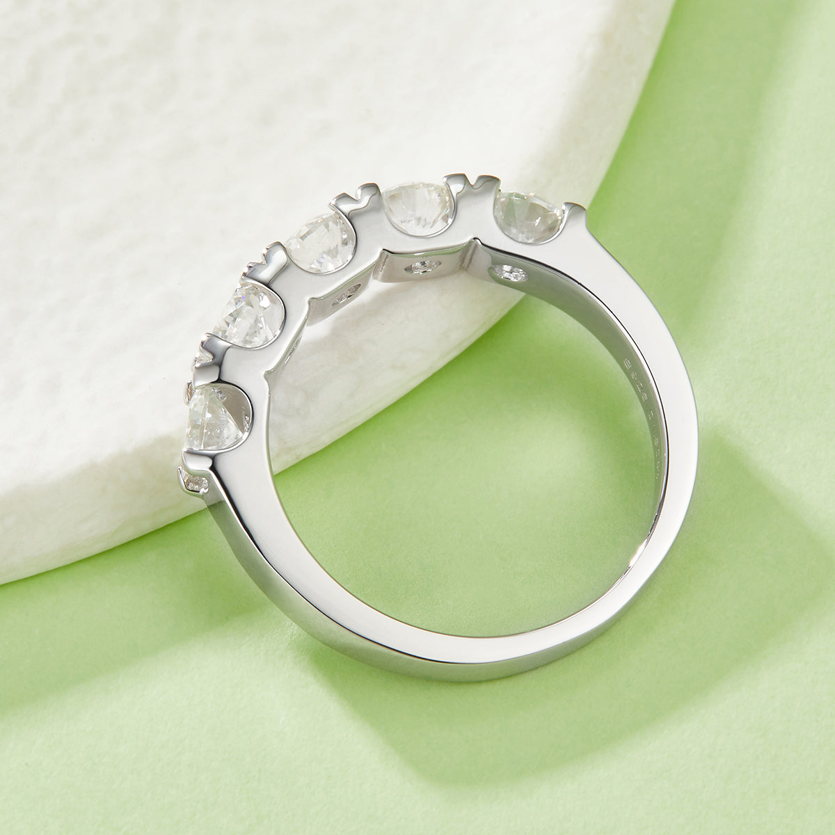 Anneau de bande de mariage en 5 tons Moissanite