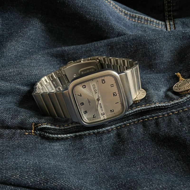 Montre de style mécanique et design adapté aux étudiants Détails du trou conceptuel pour les hommes
