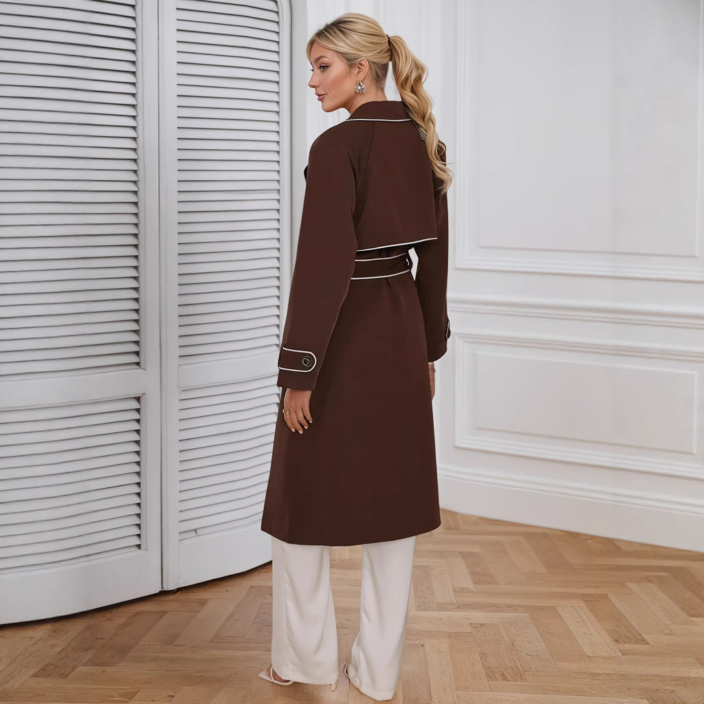 Manteau de tranchée avec pointage exposé une ligne de taille définie et une ceinture de cravate