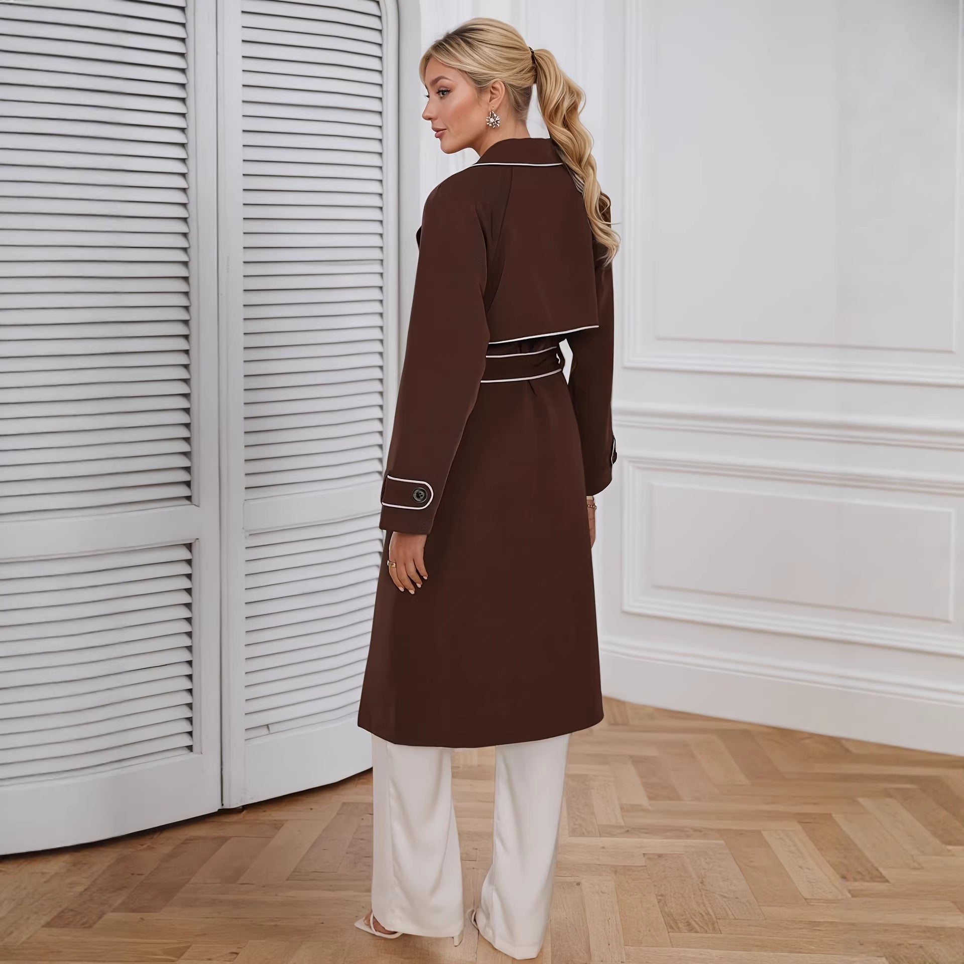 Manteau de tranchée avec pointage exposé une ligne de taille définie et une ceinture de cravate