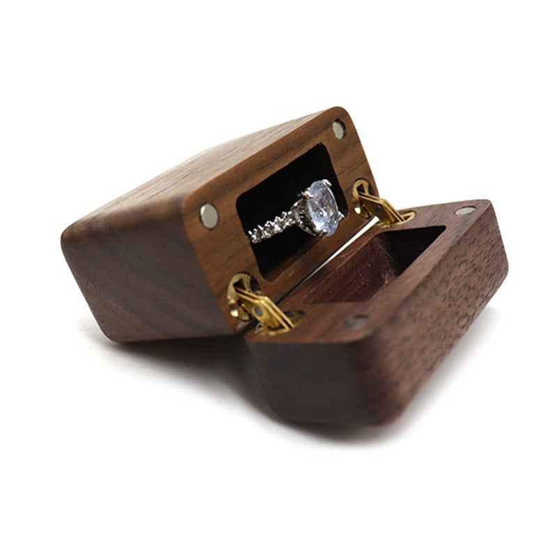 Boite à anneaux en noyer Magnet Lighter Boucles d'oreilles Studs Mini femmes de rangement de voyage