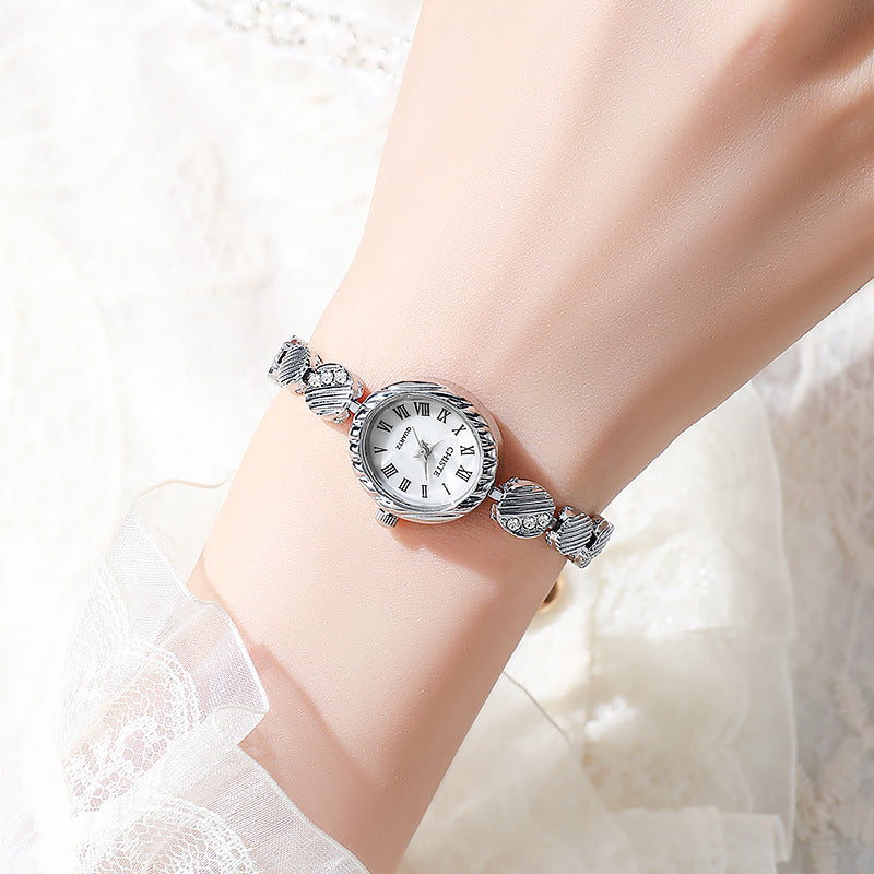Montre bracelet en or une montre en quartz élégant avec une vibe mi-siècle et un