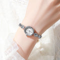 Montre bracelet en or une montre en quartz élégant avec une vibe mi-siècle et un