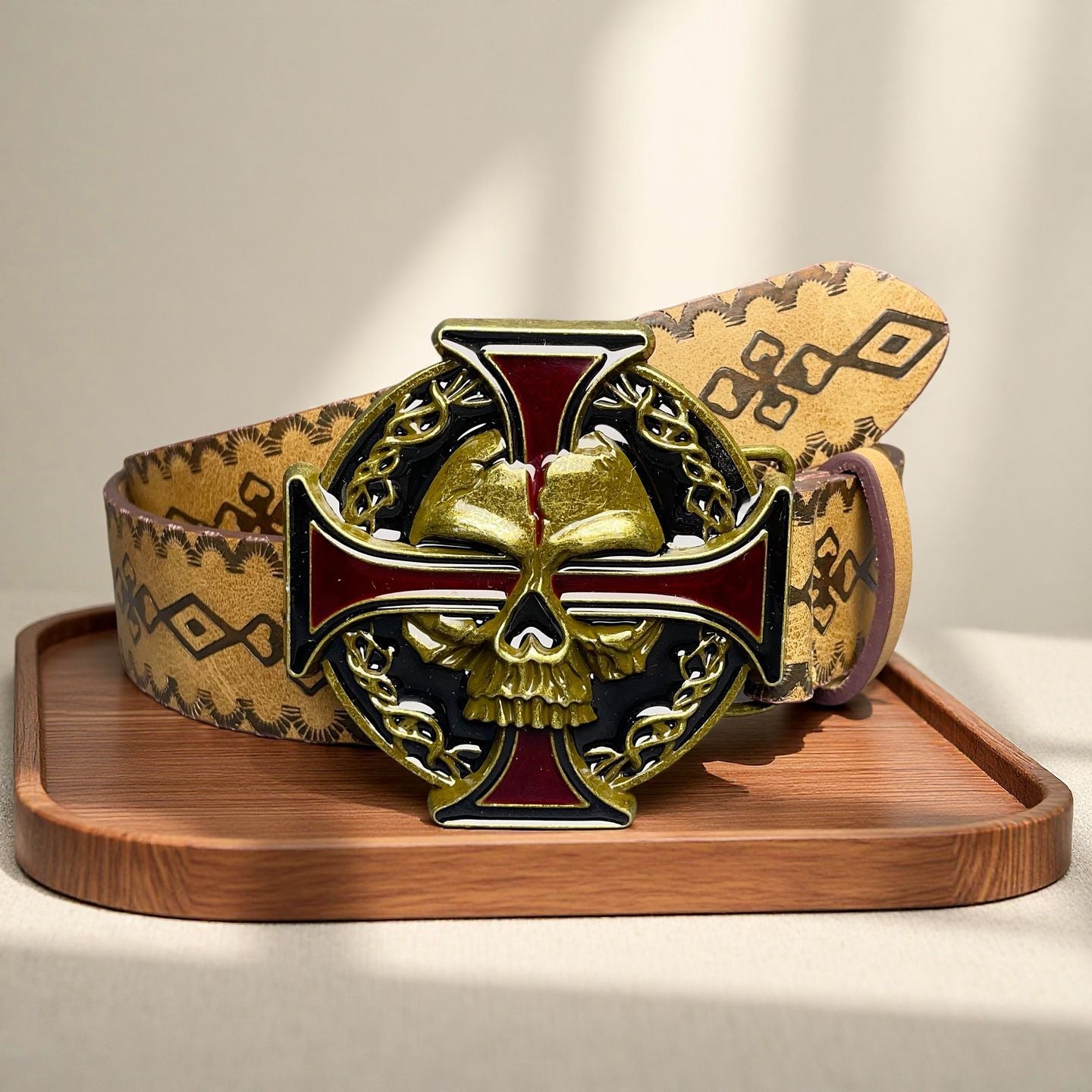 Design inspiré du punk avec boutonnage et motifs texturés
