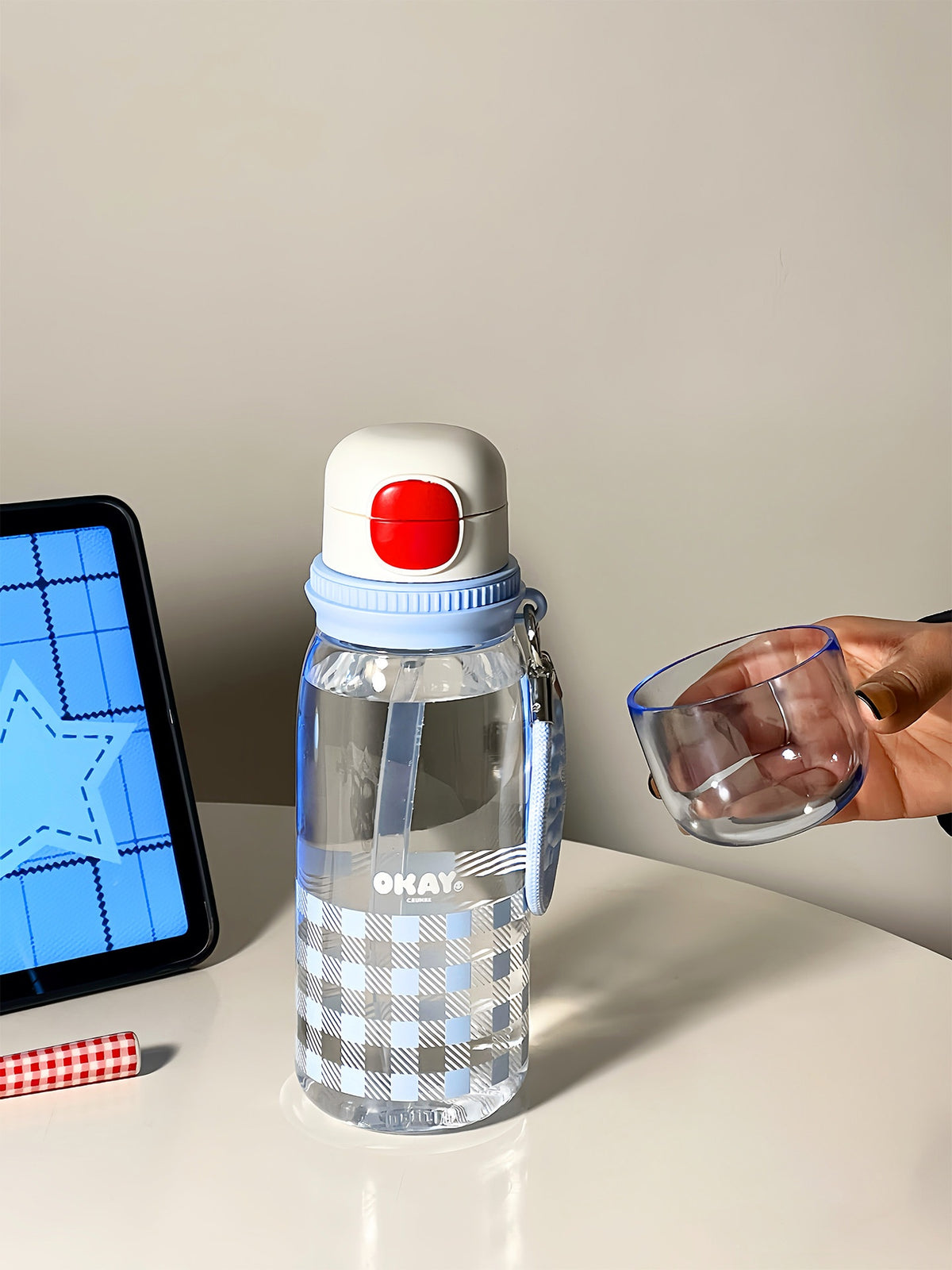 Coupe en plastique de qualité alimentaire de grande capacité avec une paille à double usage